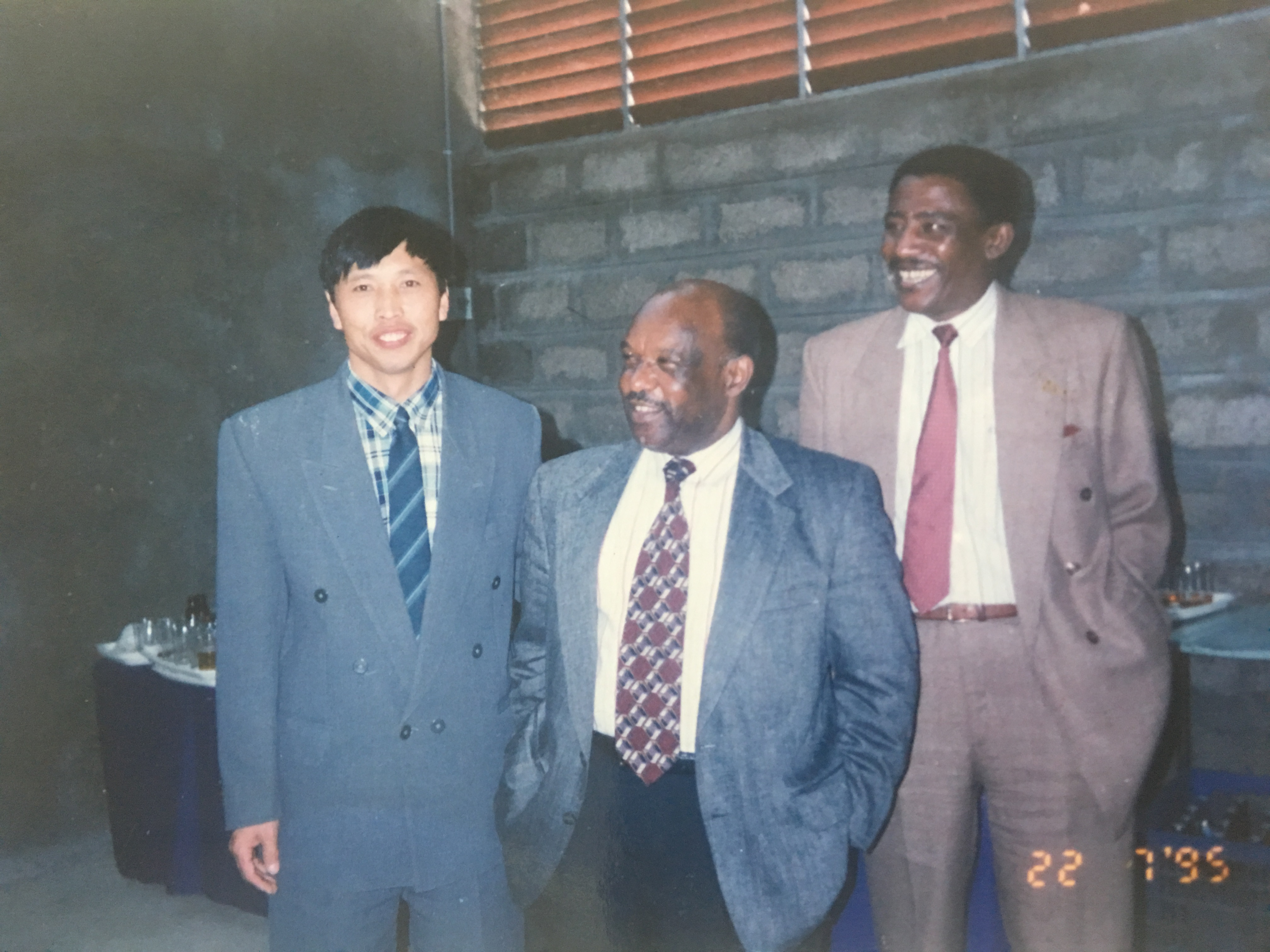 Mr.Guo Took photos with customers of Ethiopia (The left one is Mr.Guo)